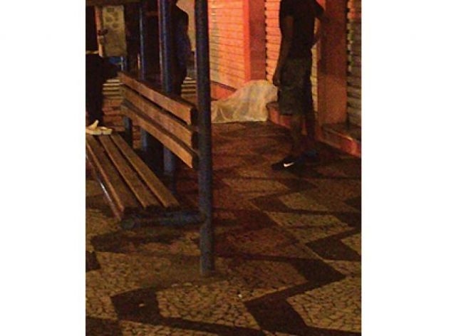 Jovem arromba casa na Capital e mata vizinho de ex que ligava para polícia Jovem arromba casa na Capital e mata vizinho de ex que ligava para polícia