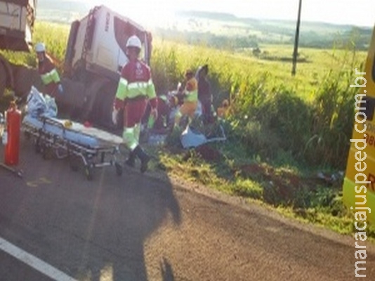 Carro fica destruído em colisão com carreta e uma pessoa morre na BR 163 Carro fica destruído em colisão com carreta e uma pessoa morre na BR 163