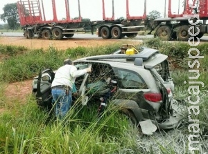 Acidente com carreta deixa condutor de carro preso às ferragens Acidente com carreta deixa condutor de carro preso às ferragens