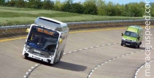 Ônibus britânico movido a fezes de vaca bate recorde de velocidade