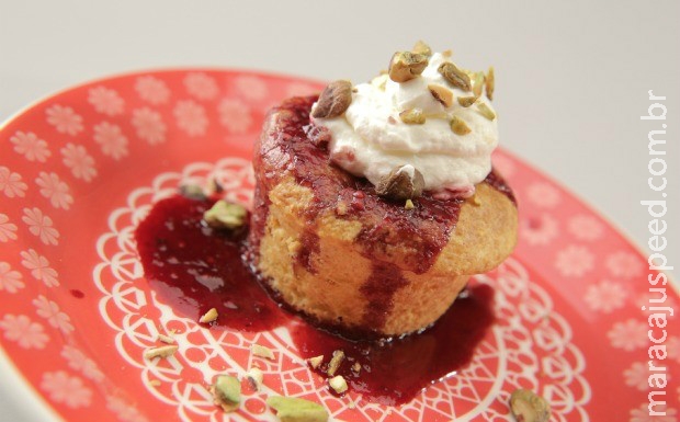 Bolo de cenoura com calda de vinho e amora