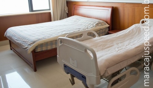 Asilo expulsa idoso que escondeu prostituta debaixo da cama Asilo expulsa idoso que escondeu prostituta debaixo da cama