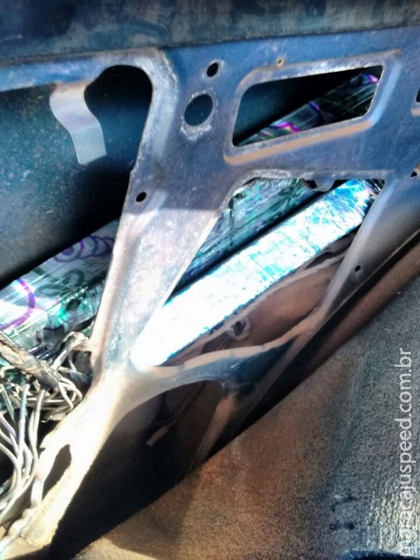 DOF prende mineiro com carro “recheado” de maconha e cédulas de reais falsas DOF prende mineiro com carro “recheado” de maconha e cédulas de reais falsas