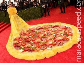 Vestido de Rihanna vira piada na internet Vestido de Rihanna vira piada na internet