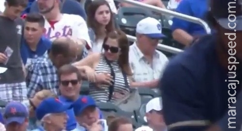 Homem é flagrado apalpando seio de mulher sentada ao lado em estádio