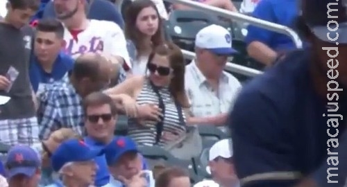 Homem é flagrado apalpando seio de mulher sentada ao lado em estádio Homem é flagrado apalpando seio de mulher sentada ao lado em estádio