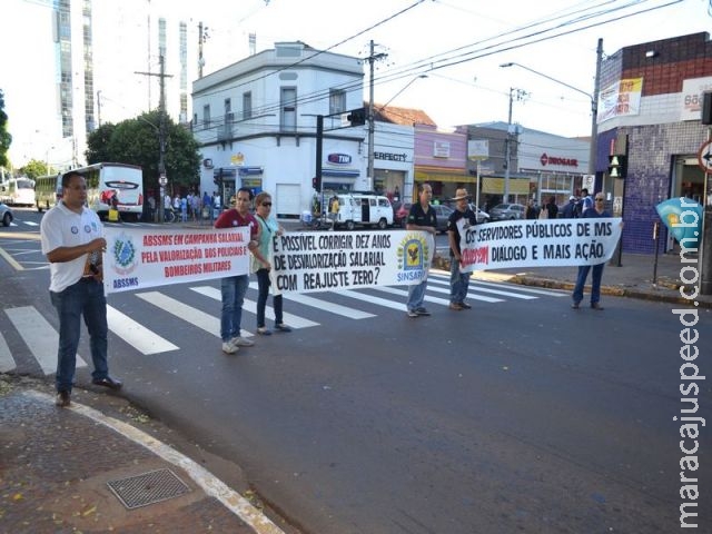 Fórum dos Servidores Estaduais faz panfletagem contra o “Reajuste Zero”