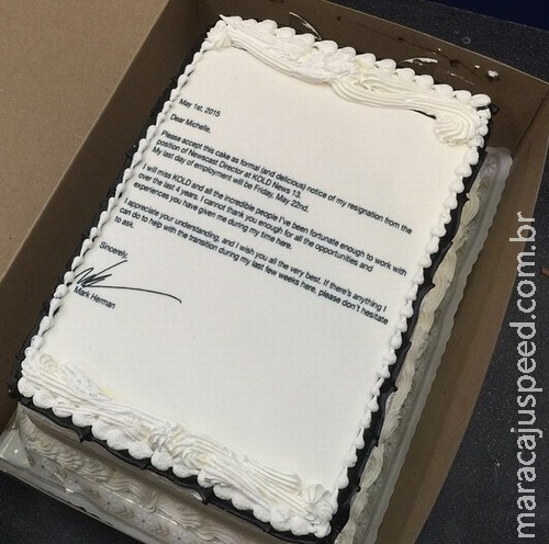 Editor de TV envia carta de demissão impressa em torta Editor de TV envia carta de demissão impressa em torta