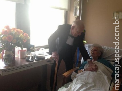 Homem surpreende esposa no hospital no 57º aniversário de casamento Homem surpreende esposa no hospital no 57º aniversário de casamento