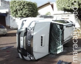 Uma pessoa fica ferida em colisão com 2 veículos que resultou em capotamento Uma pessoa fica ferida em colisão com 2 veículos que resultou em capotamento