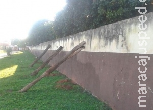 Muro de escola municipal ameaça cair e é sustentado por estacas de madeira Muro de escola municipal ameaça cair e é sustentado por estacas de madeira
