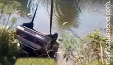 Durante sexo, carro cai em rio e mulher morre Durante sexo, carro cai em rio e mulher morre