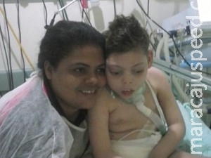 De alta, menino com doença rara não sai de hospital por conta de respirador