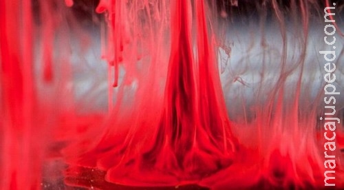 Mulher usa sangue da própria menstruação para fazer obras de arte Mulher usa sangue da própria menstruação para fazer obras de arte