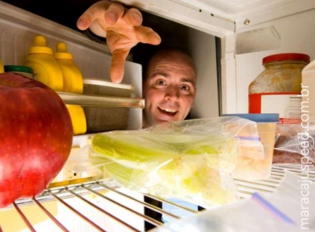 Atacar a geladeira na madrugada faz perder dentes, diz especialista Atacar a geladeira na madrugada faz perder dentes, diz especialista