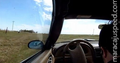 Homem desmaia ao volante e provoca acidente com Mustang