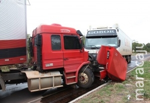Carreta perde o freio e colide frontalmente com outra na BR-163 Carreta perde o freio e colide frontalmente com outra na BR-163