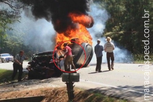 Homem com camisa do Capitão América salva idosos em carro em chamas