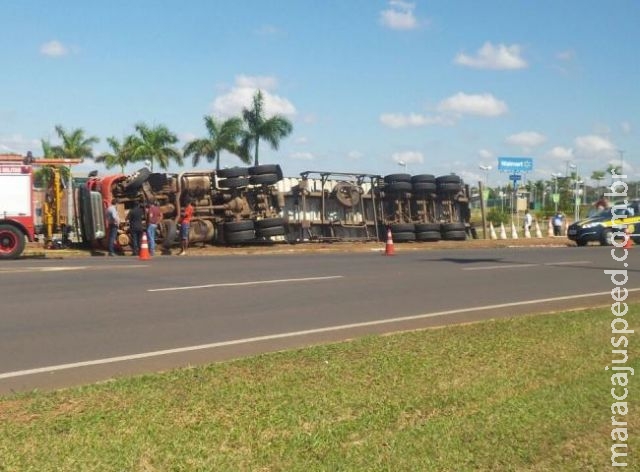 Carreta carregada com 26 toneladas de frango tomba e cai em vala na Capital Carreta carregada com 26 toneladas de frango tomba e cai em vala na Capital