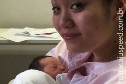 Mulher que não sabia estar grávida dá à luz em pleno voo Mulher que não sabia estar grávida dá à luz em pleno voo