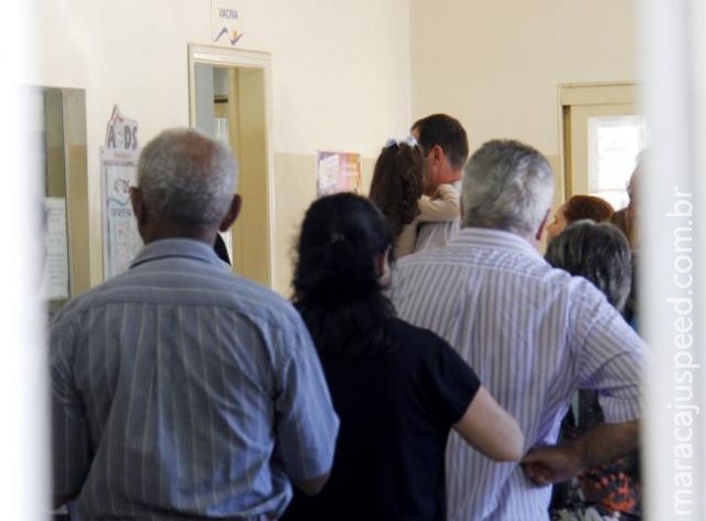 Com medo da gripe, pessoas formam filas em postos atrás de vacina Com medo da gripe, pessoas formam filas em postos atrás de vacina