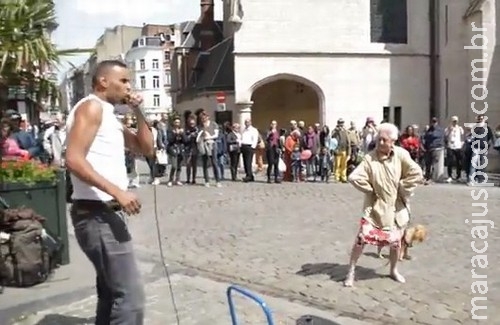 Idosa dança ao som de beatbox em rua faz sucesso na internet Idosa dança ao som de beatbox em rua faz sucesso na internet
