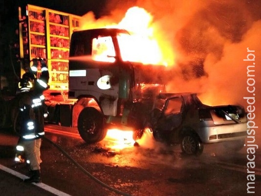Veículos pegam fogo após colisão e homem morre carbonizado em MS Veículos pegam fogo após colisão e homem morre carbonizado em MS
