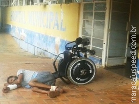 Homem caído em frente a hospital causa revolta entre pacientes Homem caído em frente a hospital causa revolta entre pacientes