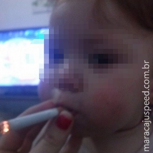 Foto de bebê fumando causa revolta na internet Foto de bebê fumando causa revolta na internet