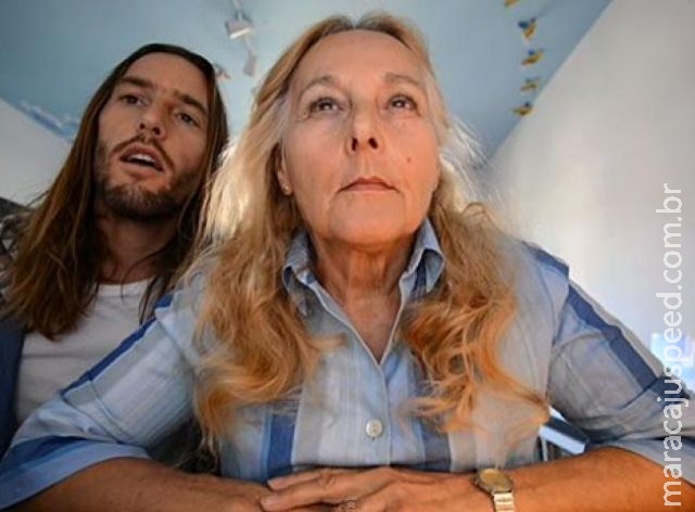 Filho filma mãe em segredo por um ano para conseguir namorado para ela Filho filma mãe em segredo por um ano para conseguir namorado para ela