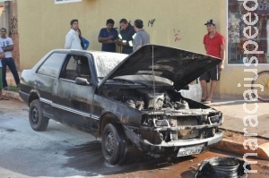 Motorista põe gasolina no motor e carro pega fogo em Campo Grande