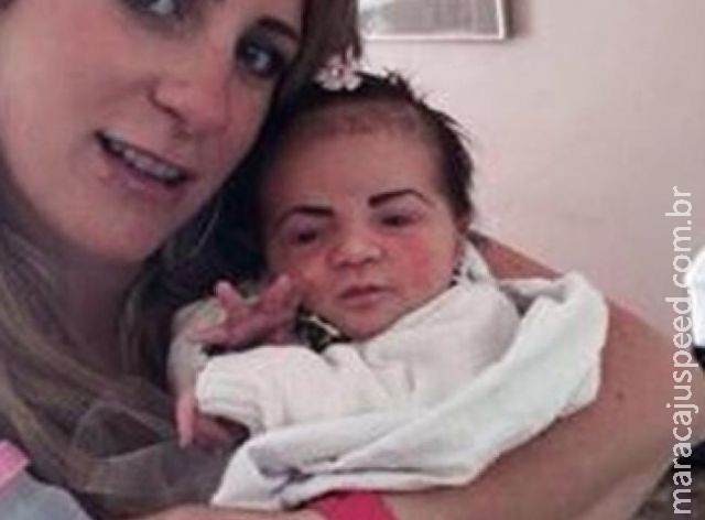 Mãe faz as sobrancelhas da filha bebê e causa polêmica na internet