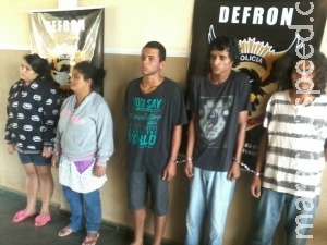 Quadrilha é presa depois de roubar carro e fazer mulher refém Quadrilha é presa depois de roubar carro e fazer mulher refém