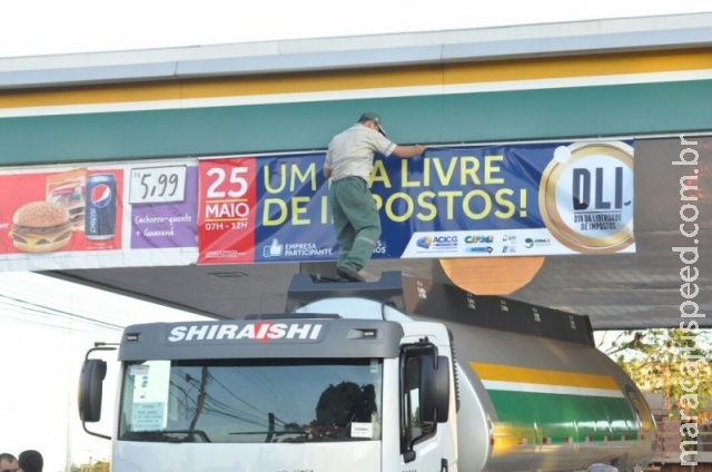 Consumidores dormem na fila de posto para garantir gasolina a R$ 1,82