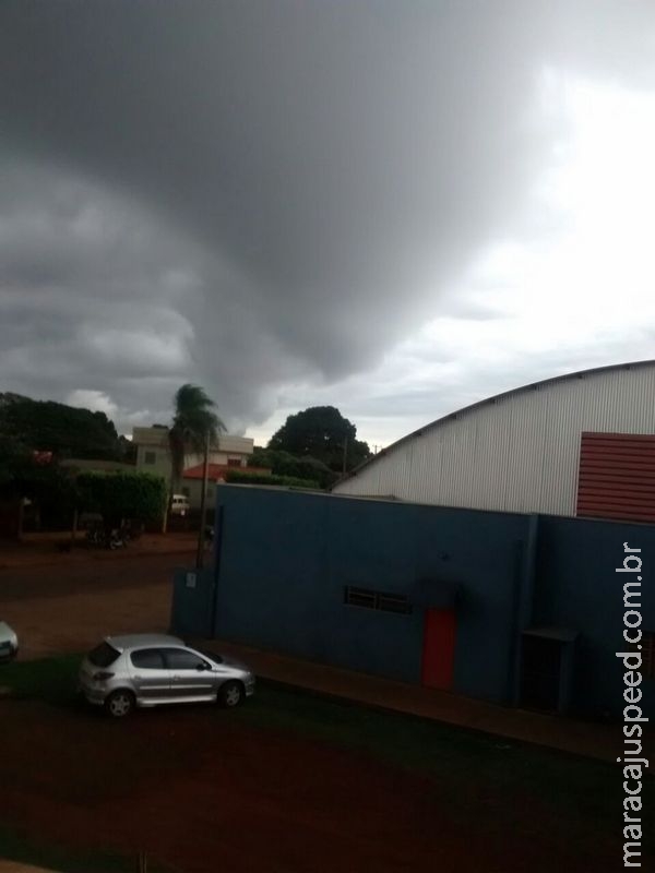 Internauta registra redemoinho em formato de tornado com nuvens antes de chuvas de hoje em Maracaju 