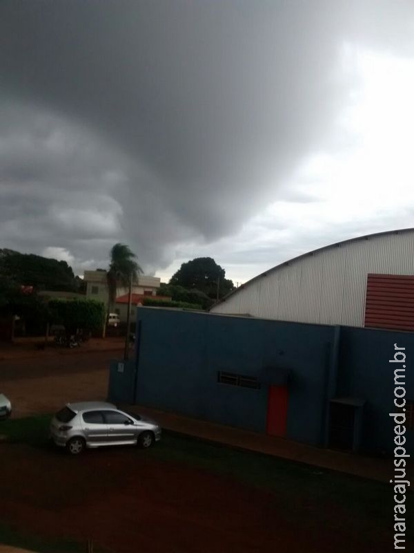 Internauta registra redemoinho em formato de tornado com nuvens antes de chuvas de hoje em Maracaju Internauta registra redemoinho em formato de tornado com nuvens antes de chuvas de hoje em Maracaju