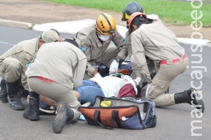 Passageira fica ferida em acidente envolvendo carro e moto Passageira fica ferida em acidente envolvendo carro e moto