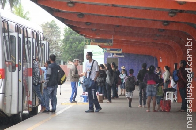 Mulher bate em bebê na frente da mãe e causa polêmica em terminal