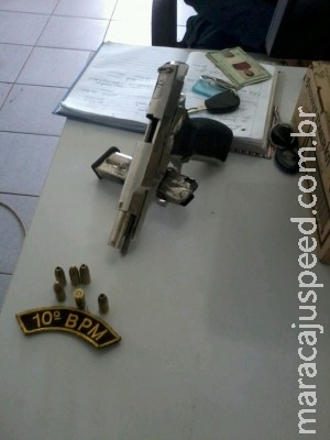 Polícia Militar aborda veículo e prende homem com arma de uso restrito Polícia Militar aborda veículo e prende homem com arma de uso restrito