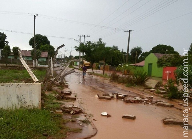 Temporal derruba muro e deixa moradores ilhados Temporal derruba muro e deixa moradores ilhados
