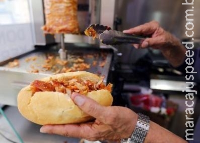 Vegetariano ameaça com faca em trem após sentir cheiro de carne Vegetariano ameaça com faca em trem após sentir cheiro de carne