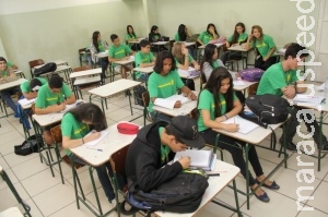 Após 8 anos, alunos da rede estadual trocam uniforme azul pelo verde