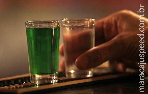 Homem morre após tomar 56 doses de várias bebidas Homem morre após tomar 56 doses de várias bebidas