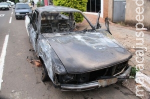 Fora da garagem, trio incendeia banco de carro na Capital Fora da garagem, trio incendeia banco de carro na Capital