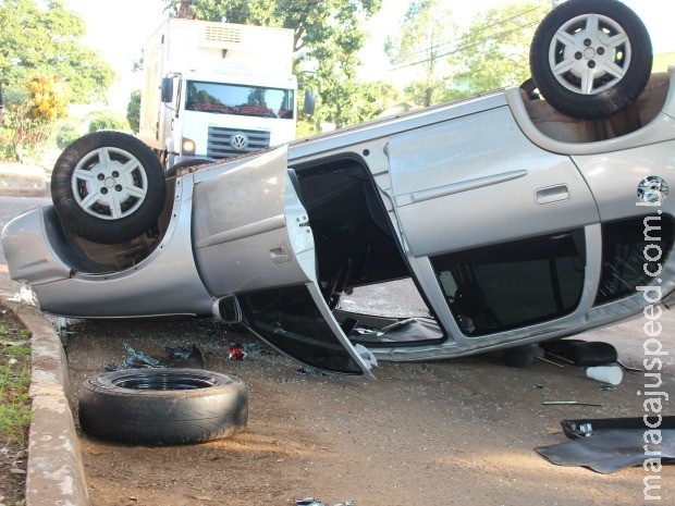 Carros colidem em cruzamento, um capota e motorista fica ferido, em MS Carros colidem em cruzamento, um capota e motorista fica ferido, em MS
