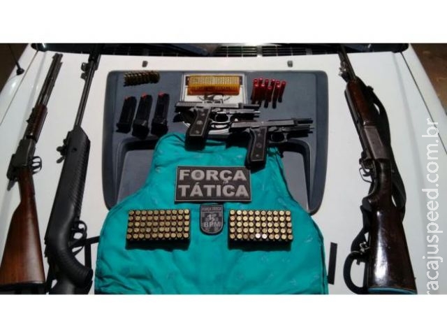 PMs suspeitos de desviar carga de drogas estavam com arsenal no carro PMs suspeitos de desviar carga de drogas estavam com arsenal no carro