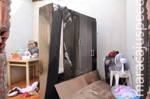 Incêndio destrói casa onde três crianças dormiam