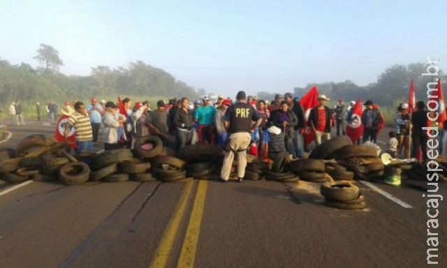 MST bloqueia BR-267 em Nova Andradina MST bloqueia BR-267 em Nova Andradina