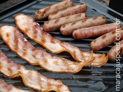 Homem chamado Bacon é preso após se envolver em disputa com salsicha Homem chamado Bacon é preso após se envolver em disputa com salsicha