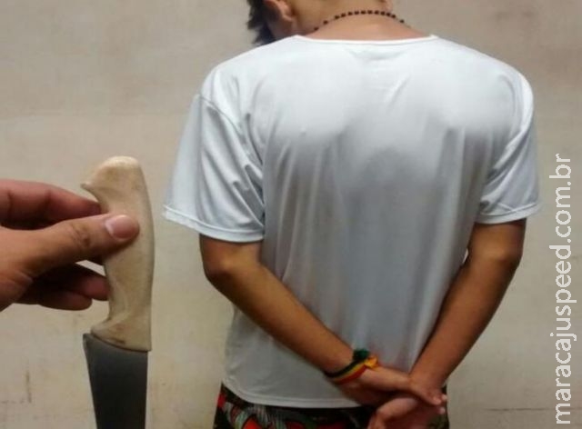 Trio assalta e agride rapazes na região central da Capital